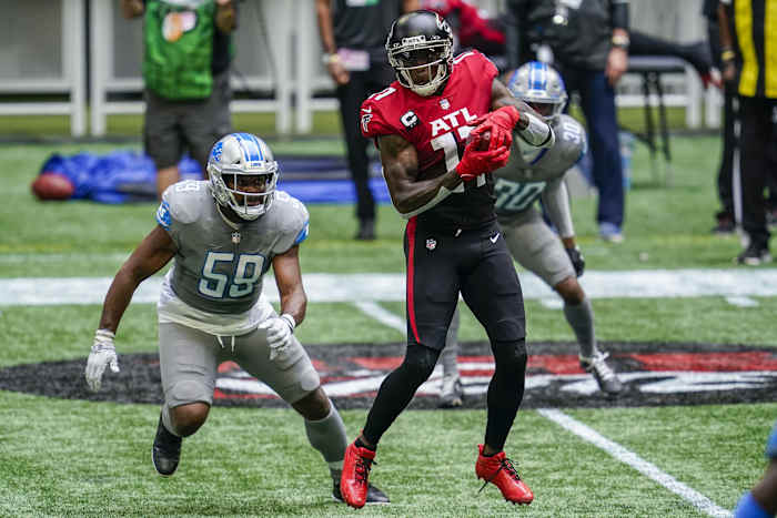 Atlanta Falcons wide receiver Julio Jones makes a catch in front of Ragland.